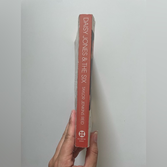 Daisy jones and the six paperback book - Picture 2 of 4
